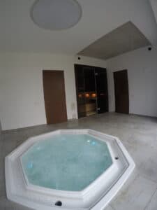 poilsio kambarys su mini dziakuzi baseinu ir sauna