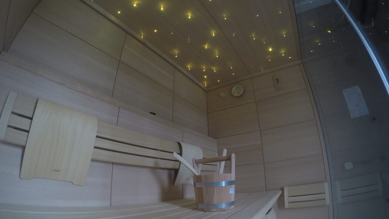 KLAFS Lounge Sauna Polar Starry Sky su žvaigždėtu dangumi