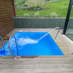 Mini masažinis baseinas integruotas į terasą