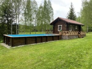 Lauko karkasinis medinis baseinas sodyboje