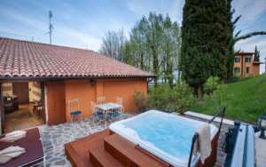 Jacuzzi masažinis baseinas įrengtas lauko terasoje