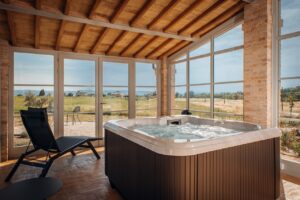 Jacuzzi vidaus masažinis baseinas įrengtas balkono erdvėje