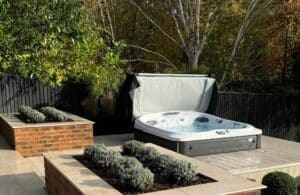 Dalinai įleistas Jacuzzi masažinis baseinas lauke