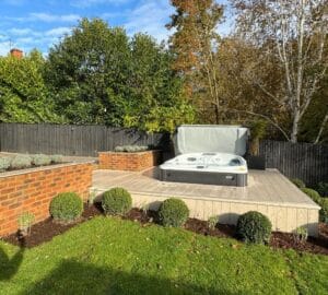 Dalinai įleistas Jacuzzi masažinis baseinas lauke