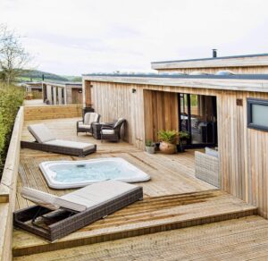 Į žemę montuojamas Jacuzzi masažinis baseinas lauke