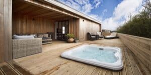 Į žemę montuojamas Jacuzzi masažinis baseinas lauke