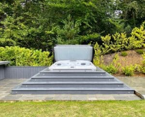 Į terasa įleidžiamas Jacuzzi masažinis baseinas lauke