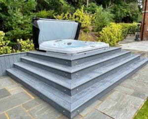 Į terasa įleidžiamas Jacuzzi masažinis baseinas lauke