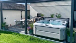 Laisvai pastatomas Jacuzzi masažinis baseinas lauko terasoje