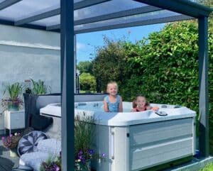 Laisvai pastatomas Jacuzzi masažinis baseinas lauko terasoje