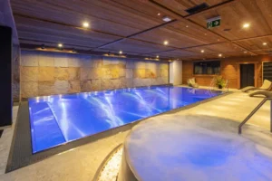 Imaginox nerūdijančio plieno vidaus baseino įrengimas viešbutyje